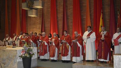 Bild: sck
13 Priester, zwei Diakone, 40 Ministranten und die KAB-Fahnenabordnungen aus Thurndorf, Troschenreuth und Pegnitz sind am Altar versammelt.