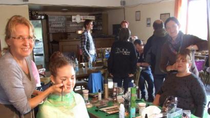 Bild: fjo
Zwar im Hintergrund, aber mit großem Engagement kümmern sich Martina Wettinger (links) und Angelika Gollwitzer (Zweite von rechts) um das Aussehen der Bühnendarsteller.