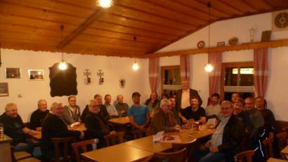 Bild: sat
Eine angeregte Diskussion entstand beim Bürgerstammtisch der Kulmainer CSU in der Schutzhütte in Altensteinreuth. CSU-Ortsvorsitzender Günter Kopp (stehend) informierte über viele Investitionen in der Gemeinde Kulmain.