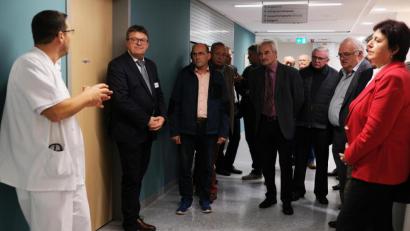 Bild: Klinikum/Meier
Mitglieder des Beirates der Amberger AOK-Direktion auf Infotour in der Zentralen Notaufnahme des Klinikums St. Marien.