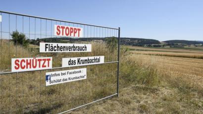 Bild: Petra Hartl
Auf Kümmersbrucker Seite hatten im Sommer Landwirte kräftig Stimmung gegen die Amberger Pläne für ein Gewerbegebiet mit Autohaus in der Nähe von Gärmersdorf gemacht.
