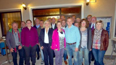 Bild: gac
Fast vollständig versammelt sind die Kandidaten auf der von Christian Weiß (erste Reihe, Dritter von rechts), Hans-Jürgen Reitzenstein (zweite Reihe, rechts) und Katrin Franke (erste Reihe, Vierte von rechts) angeführten Stadtratsliste der FDP und Freien Wählerschaft.