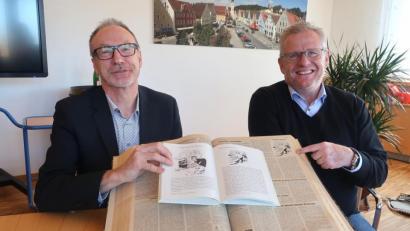 Bild: Hirsch
Archivar Josef Fischer (links) überreichte Oberbürgermeister Andreas Feller (rechts) das erste Exemplar des dritten Bandes der "Oberpfälzer Schmankerln".