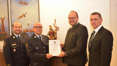 Bild: fz
Landrat Andreas Meier (Zweiter von rechts) überreicht die Ernennungsurkunde an Alexander Kleber (Zweiter von links) im Beisein von Klaus Lotter (rechts) und Kreisbrandrat Marco Saller (links).