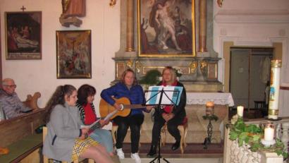 Bild: sei
Die Familienmusik Schmid aus Heinrichskirchen bereichert mit Gesang, Gitarren- und Flötenstpiel und Gesang die Atempause in St. Moritz.