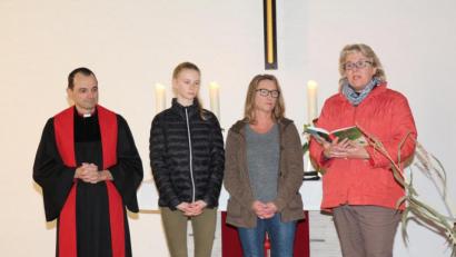 Bild: rpp
Das Kindergottesdienstteam, bestehend aus Paula Wolf, Evi Sloot und Christine Rupprecht (von links), gestaltet mit Pfarrer Klausfelder den Gottesdienst zum Gedenken an die Reformation statt.