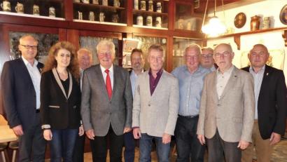 Bild: ibj
Zuversichtlich blicken die Vorstandsmitglieder des MGV Hahnbach zusammen mit Bürgermeister Bernhard Lindner und Chorleiterin Jana Müller (von links) sowie HKA-Vorsitzendem Georg Götz (rechts) in die Zukunft.