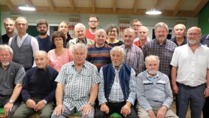 Bild: ohr
Bürgermeister Hans Prechtl (links) sowie Hauptvereinsvorsitzender Andreas Hanff (rechts) und Stellvertreter Kurt Nachtmann (Vierter von links) zeichneten Mitglieder für langjährige Vereinstreue mit Nadeln in Bronze, Silber und Gold aus. Die Vereinsangehörigen (sitzend von links) Josef Holmer, Peter Osso, Erich Holmer, Johann Bodensteiner und Michael Altmann (rechts) traten dem TSV 1954 im Gründungsjahr als Jugendliche bei.
