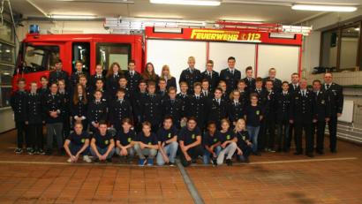 Bild: fpoz
Die erfolgreichen Teilnehmer des Wissenstests zusammen mit den Verantwortlichen.