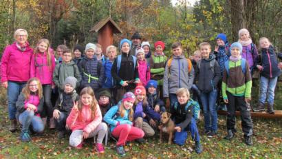 Bild: mez
Knapp 30 Kinder waren mit ihren beiden Lehrerinnen in der Flötz zu Gast beim Kemnather Stadtförster Klaus Förster (Mitte hinten) und seinem treuen Jagdhund „Fanny“.