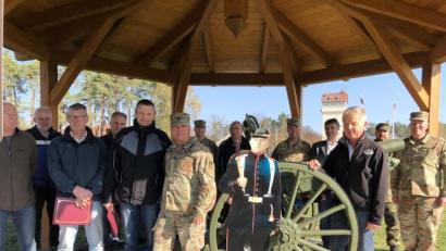 Bild: exb
Eine restaurierte Haubitze soll an die Geburtsstunde des Grafenwöhrer Truppenübungsplatzes erinnern. Die Initiatoren des „First Shot Memorial“, Command Sergeant Major Michael Sutterfield (vorne, Mitte) und Buchautor Gerald Morgenstern (vorne, rechts) freuen sich über die Fertigstellung. Mit im Bild sind Oberst Adam Boyd, Oberstleutnant Florian Rommel, Bürgermeister Edgar Knobloch, Brigadegeneral Christopher Norrie und Heimatvereinsvorsitzender Willi Buchfelder (hinten).
