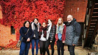 Bild: P. Ringeisen/exb
Die Schülerinnen Eva Ringer, Liane Cruz, Corinna Huber und Christina Welnhofer (ab Zweiter von links) reisten mit Studiendirektor Peter Ringeisen (rechts) und seiner Kollegin Regina Graf (links) nach Lettland. Das letzte Treffen dieses Projekts findet im April 2020 in Northampton (Großbritannien) statt.