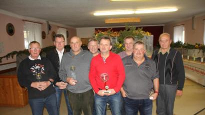 Bild: frd
Vorsitzender Martin Fuchs (Vierter von links) und Bürgermeister Martin Prey (Zweiter von links) gratulierten den erfolgreichen Züchtern (von links) Karl Bodensteiner, Johann Glaser, Edi Zitzmann, Reinhard Meier, Gerhard Elsner und Johann Deyerl.
