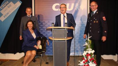 Bild: wro
Ilse Aigner freute sich sehr über das Geschenk, das ihr Konterfei ziert. Übergeben wurde der Stuhl von Roman Schäffler, Werner Nickl und Roland Grillmeier (von rechts).