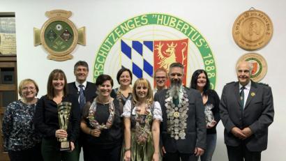 Bild: mor
Die "Hubertus"-Schützen proklamieren ihre Schützenkönige und zeichneten die Pokalgewinner aus. Auf dem Bild sind (von links) Waldtraud Hörl, Andrea Rupprecht, Bürgermeister Edgar Knobloch, Verena Schuller, Martina Schönmann, Lea Dötsch, Stefan Fröch, Schützenkönig Günter Dötsch, Ina Schiemann und zweiter Schützenmeister Giselher Glatz.