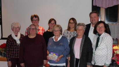Bild: aun
Bürgermeister Stefan Braun (hinten, rechts) und Vorsitzende Christa Donhauser (Zweite von hinten, links) dankten den fleißigen Helferinnen vom Obst- und Gartenbauverein Utzenhofen für die Pflege der öffentlichen Anlagen.