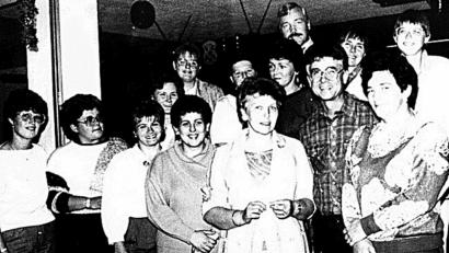 Bild: sck
Das Gründungsfoto der Arbeitsgemeinschaft sozialdemokratischer Frauen Auerbach aus dem Jahr 1986 mit Helga Ehrl im Vordergrund sowie Armin Nentwig daneben und Helmut Ott im Hintergrund.