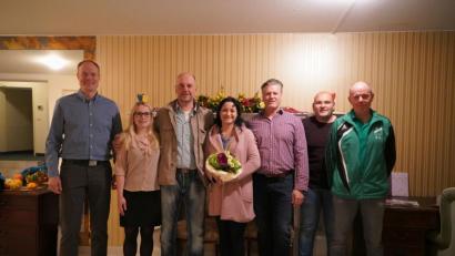 Bild: rti
Der TSV Neualbenreuth bedankte sich bei Jürgen Heinl (Dritter von links) und Rainer Ott (Fünfter von links) für ihren Einsatz. Von links: Schatzmeister Andreas Rosner, Schriftführerin Franziska Maier, Sabine Fick (Partnerin von Rainer Ott), Zweiter Vorsitzender Daniel Grillmeier und Vorsitzender Manfred Bauer.