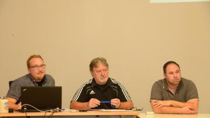 Bild: bey
Bauhofleiter Erwin Glaubitz (Mitte) und Daniel Böhm (links) geben dem Marktgemeinderat einen Rückblick auf die Arbeiten 2019 und eine Vorausschau auf die wichtigsten Maßnahmen 2020. Tobias Bergler (rechts) ist der neue Mitarbeiter im gemeindlichen Bauhof und hatte am Montag seinen ersten Arbeitstag.