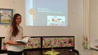 Bild: jzk
Pharmazeutisch-Technische Assistentin Regina Zehrer mahnte ihre Zuhörerinnen zur Vorsicht bei der Medikamenteneinnahme in der Schwangerschaft und Stillzeit.