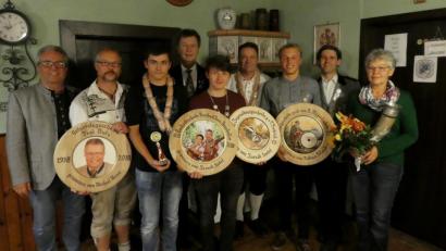 Bild: wro
Die verdienten Sieger und ehemaligen Titelträger rückten bei der Königsproklamation ins Blickfeld. Im Bild (von links) Bürgermeister Toni Dutz, Michael Meier, Marco Sieder, Gauschützenmeister Manfred Zölch, Jannik Spörl, Berthold Meierhöfer, Fabian Stock, Klaus Herneczky und Elisabeth Schuller.