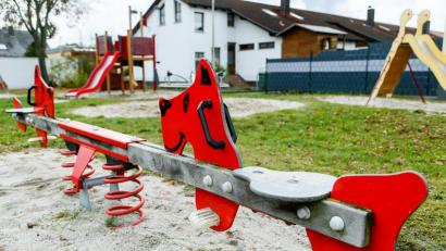 Bild: Hösamer
Der Spielplatz "Auf der Point" in Ettmannsdorf bietet im Sommer wenig schattige Plätze . Nun soll ein Sonnenschutz her.