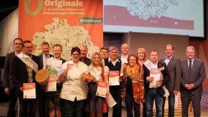 Bild: Maria Regensburger 
Landrat Richard Reisinger (rechts) zeichnete auf der Consumenta die Amberg-Sulzbacher Gewinner des zweiten Spezialitäten-Wettbewerbs der Metropolregion Nürnberg aus.