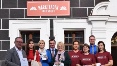 Bild: bö
Über die jährlich 1500 Euro der Stadtwerke in den nächsten drei Jahren freuen sich (von links) Wilfried Gietl, Sonja Diergarten, Marion Irlbacher, Stadtwerke-Geschäftsführer Professor Stephan Prechtl, Anita Donhauser, Christin Lindner, Ines Dinter, Bürgermeister Florian Junkes und Christina Baumann.