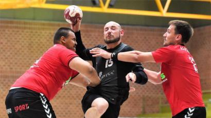 Bild: btg
Die Weidener Handballer um Stefano Flierl (Mitte, Szene aus dem Pokalspiel gegen Regensburg) besiegten den FC Neunburg.