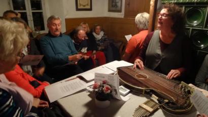 Bild: hka
Wenn Evi Strehl zu Gast am Goglhof ist, wird erzählt, musiziert und gesungen.