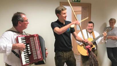 Bild: cro
Das „Krautkopf Duo“ aus Roggenstein unterhält die Gäste musikalisch. Pius Stahl ist als dritter Mann mit Kochlöffel und Reisigbesen im Einsatz.