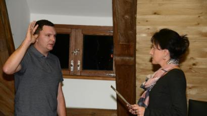 Bild: bey
Christoph Witt wird als neues Mitglied des Marktgemeinderates von Bürgermeisterin Tanja Schiffmann vereidigt.