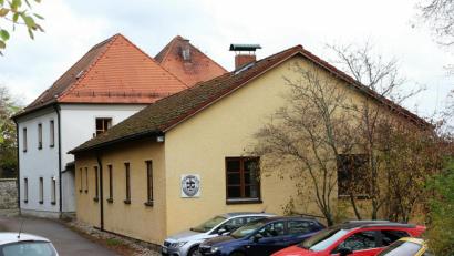 Bild: bph
Das Musikerheim, in Eigenleistung errichtet und finanziert durch die Kirchenverwaltung, ist seit dem Herbst 1986 Dreh- und Angelpunkt des Vereinslebens derJugendblaskapelle. Nahezu jeden Wochentag ist das Haus belegt und unverzichtbar für eine erfolgreich Nachwuchsarbeit.
