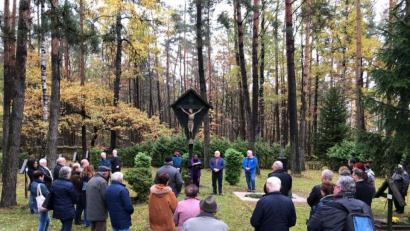 Bild: mor
Viele Gläubige nahmen die Möglichkeit der Friedhofsbesuche im Sperrgebiet wahr. Pfarrvikar Hrundaya Kumar aus Vilseck segnet dabei auf dem Langenbrucker Gottesacker die Gräber.