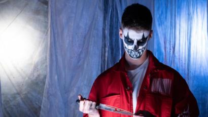 Bild: Annika Jehl/exb
„Es“ heißt das neue Lied von Rapper Feel.ikx. Das Video ist geprägt von etlichen Anspielungen auf bekannte Horrorfilme.