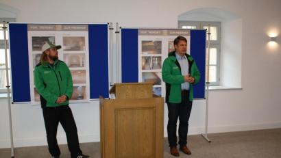 Bild: bjp
Das Konzept des als Modellprojekt intendierten Jugendwohngruppenhauses "Meierhof" erläutern die "Learning Campus"-Geschäftsführer Stephan Müller und Benjamin Zeitler.