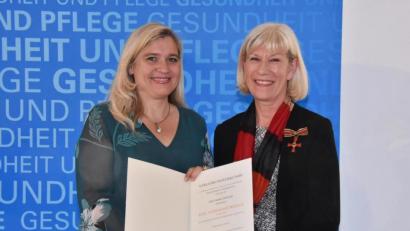 Bild: Pressestelle Staatsministerium Gesundheit und Pflege
Maria Dotzler, eine gebürtige Schnaittenbacherin (rechts), hat für ihr langjähriges ehrenamtliches Engagement das Verdienstkreuz am Bande der Bundesrepublik Deutschland erhalten.