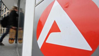 Bild: Patrick Seeger
Logo der Arbeitsagentur neben einem Eingang. Künftig gibt es laut dem Verfassungsgericht klare Grenzen für Hartz-IV-Sanktionen.