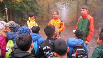 Bild: Grundschule Waldsassen/exb
Erlebnisreiche Stunden im Wald verbrachten jetzt Mädchen und Buben der dritten Klassen der Markgraf-Diepold-Grundschule. Der Hatzenreuther Revierleiter Dietmar Michalski erläuterte bei der Erkundung wichtige Details.