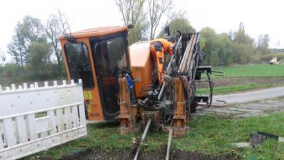 Bild: rn
Als erste Maßnahme zur Erdverkabelung der 20-Kilovolt-Leitung stellt die Firma Rohrleitung und Anlagenbau Streicher aus Deggendorf ab dem Anwesen Kies eine Rohrverbindung unter der B 470 in Richtung Ruckstraße her.