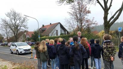 Bild: exb/Gymnasium Eschenbach
Moderatoren des ADAC Nordbayern erarbeiten mit den Fünftklässlern des Gymnasiums in der Praxis die Gefahren im Straßenverkehr.