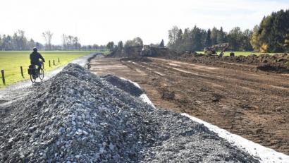 Bild: Petra Hartl
Am Montag mogelt sich noch ein Radfahrer an der Baustelle vorbei. Im Zuge des Baus eines Regenrückhaltebeckens "Am Krebsbach", sind der Kirchsteig und einige Feldwege hinter dem Eleonore-Sindersberger-Heim für Radler und Fußgänger gesperrt.