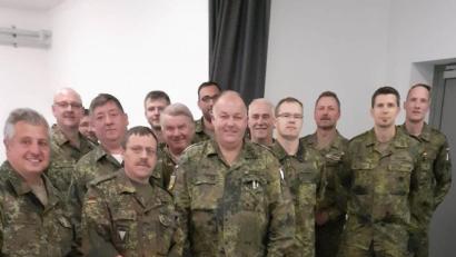 Bild: dl
Die Teilnehmer der Schießausbildung mit Stabsfeldwebel Johann Rothut (vorne, Mitte).