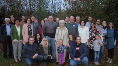 Bild: kro
Klothilde Heinrich (Mitte) feierte am Samstag ihren 90. Geburtstag. Es gratulierten unter anderem die beiden Söhnen Lothar (links) und Franz (rechts) sowie Enkel, Urenkel und weitere Verwandte.