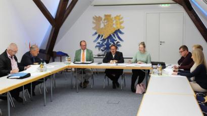 Bild: JOCHEN NEUMANN 
ERBENDORF
Schulverbandsversammlung im Kulturspeicher des Rathauses. Auf dem Bild Schulverbandsvorsitzender Bürgermeister Hans Donko (Vierter von links) mit den Schulverbandsmitgliedern (von links) Bürgermeister Uli Roth und Bürgermeister Werner Prucker sowie Rektorin Sabine Graser (rechts).