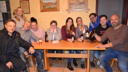 Bild: gi
Die Theaterfreunde Moosbach präsentieren am 28. und 29. Dezember in der Turnhalle Moosbach das Lustspiel „Das verflixte Klassentreffen“ unter der Leitung von Sabrina Meindl (stehend links).