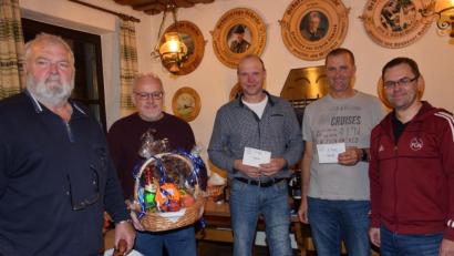 Bild: fla
Vorsitzender Bernhard Lindner (rechts) gratuliert den Siegern: Siegfried Lehner (Zweier von rechts), Reinhard Zinkl (Dritter von rechts) und Markus Schön (Vierter von rechts). Der Trostpreis geht an Herbert Bäuml (links).