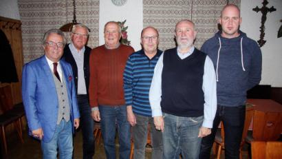 Bild: wro
Der ESC Wiesau kann auch weiterhin auf ein zuverlässiges Unterstützer- und Vorstandsteam bauen. Das Gremium besteht aus Andreas Loos, Georg Saller, Alfred Franz, Horst Hirschmann und Reiner Loos (von rechts). Bürgermeister Toni Dutz (links) gratulierte zu den Ernennungen.