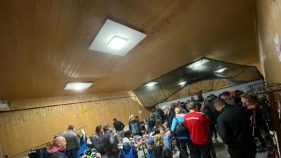 Bild: rn
Schnäppchenjägern bietet sich beim Skibasar des Sportclubs ein reiches Angebot.