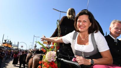 Bild: Felix Hörhager/dpa
Die Präsidentin des Bayerischen Landtags, Ilse Aigner (CSU), sitzt beim Einzug der Festwirte auf einem Wagen und zeigt lächelnd Richtung Riesenrad. Das größte Volksfest der Welt dauert bis zum 6. Oktober.